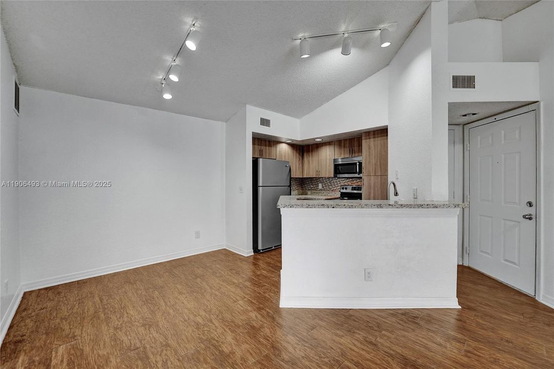 出租: $2,250 (2 贝兹, 2 浴室, 1065 平方英尺)