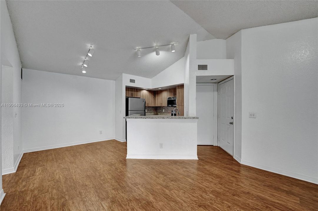 出租: $2,250 (2 贝兹, 2 浴室, 1065 平方英尺)