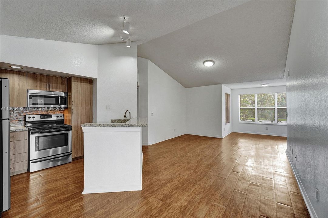 出租: $2,250 (2 贝兹, 2 浴室, 1065 平方英尺)