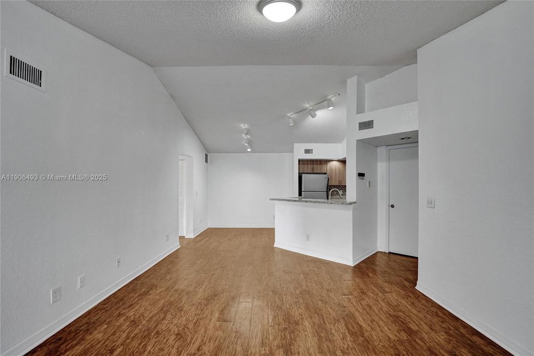 出租: $2,250 (2 贝兹, 2 浴室, 1065 平方英尺)