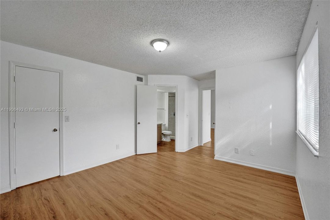 出租: $2,250 (2 贝兹, 2 浴室, 1065 平方英尺)