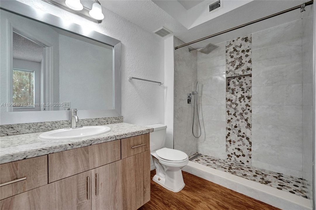 出租: $2,250 (2 贝兹, 2 浴室, 1065 平方英尺)