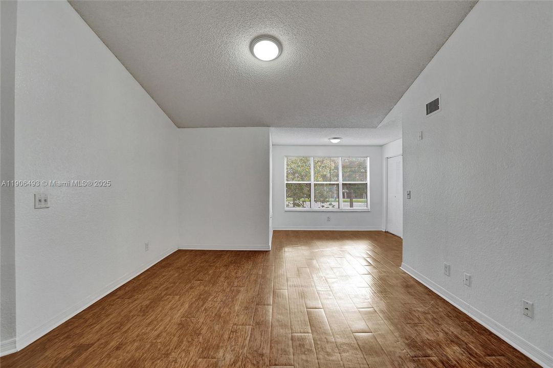 出租: $2,250 (2 贝兹, 2 浴室, 1065 平方英尺)