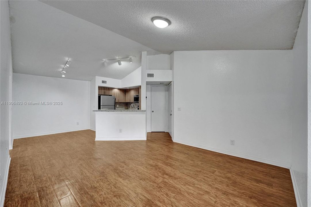 出租: $2,250 (2 贝兹, 2 浴室, 1065 平方英尺)