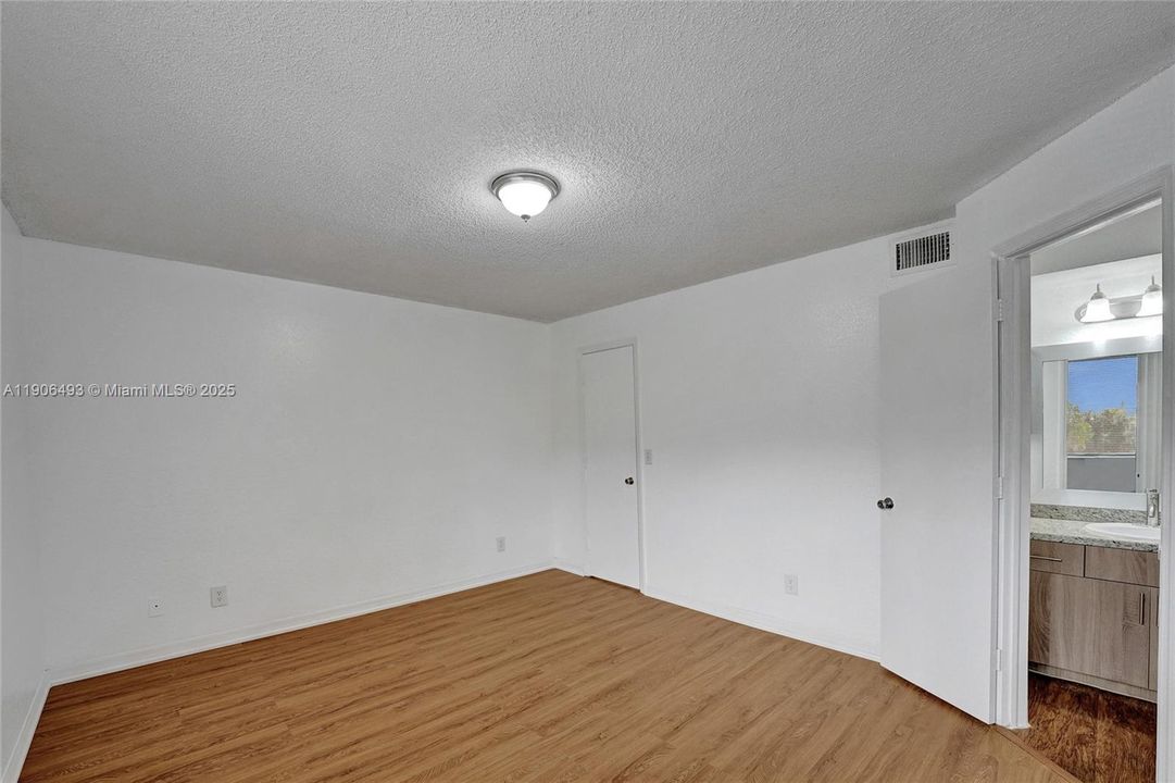 出租: $2,250 (2 贝兹, 2 浴室, 1065 平方英尺)