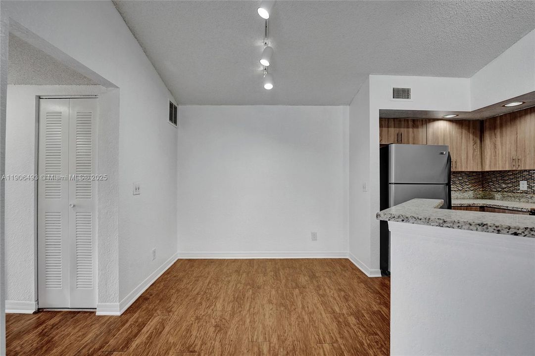 出租: $2,250 (2 贝兹, 2 浴室, 1065 平方英尺)