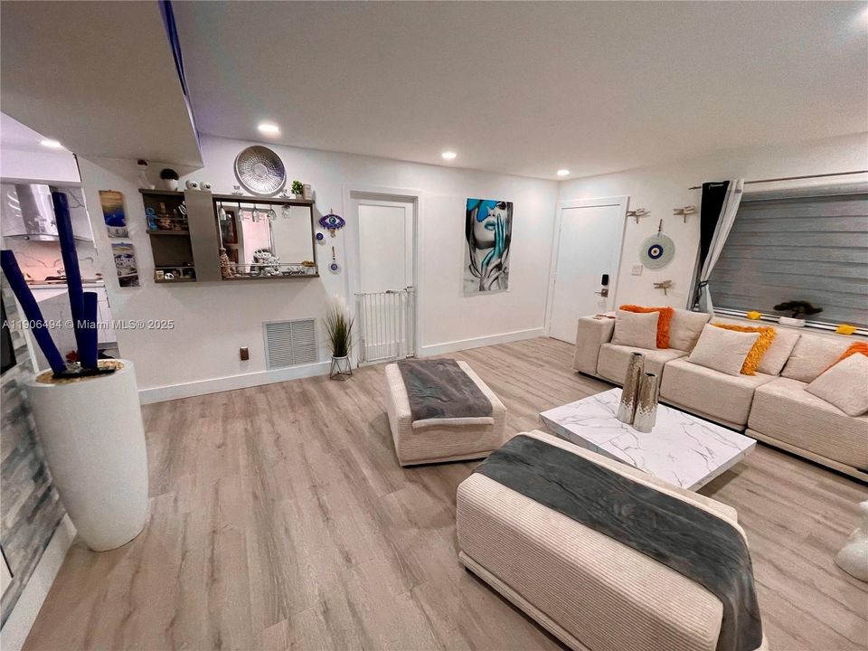 For Rent: $3,000 (3 beds, 2 baths, 1099 Square Feet)