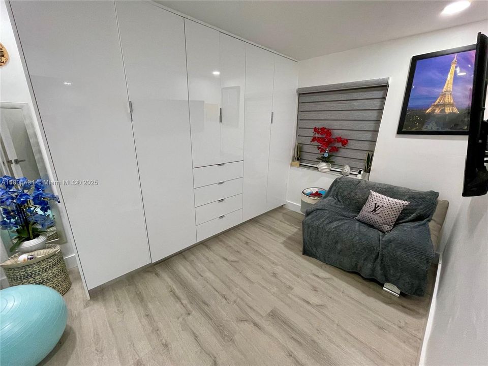 For Rent: $3,000 (3 beds, 2 baths, 1099 Square Feet)