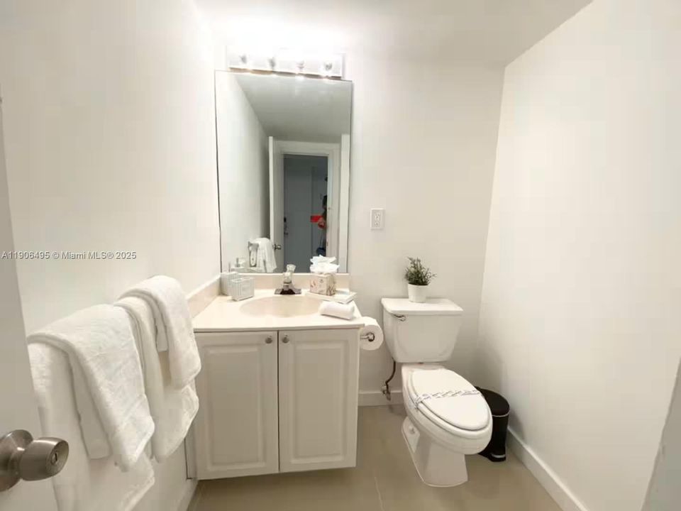 For Sale: $500,000 (1 beds, 1 baths, 1005 Square Feet)