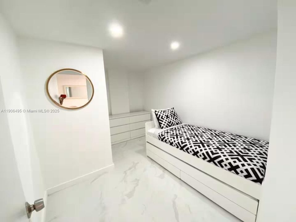 For Sale: $500,000 (1 beds, 1 baths, 1005 Square Feet)