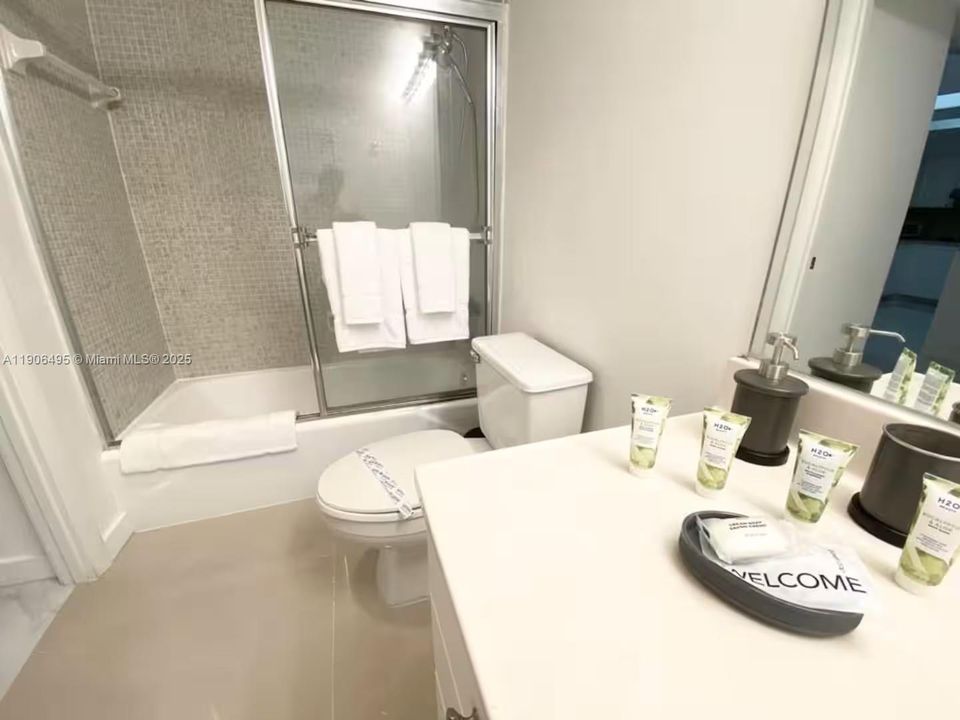 For Sale: $500,000 (1 beds, 1 baths, 1005 Square Feet)