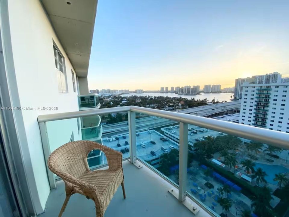 For Sale: $500,000 (1 beds, 1 baths, 1005 Square Feet)