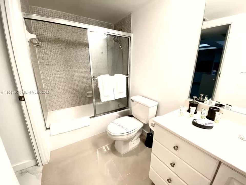 For Sale: $500,000 (1 beds, 1 baths, 1005 Square Feet)