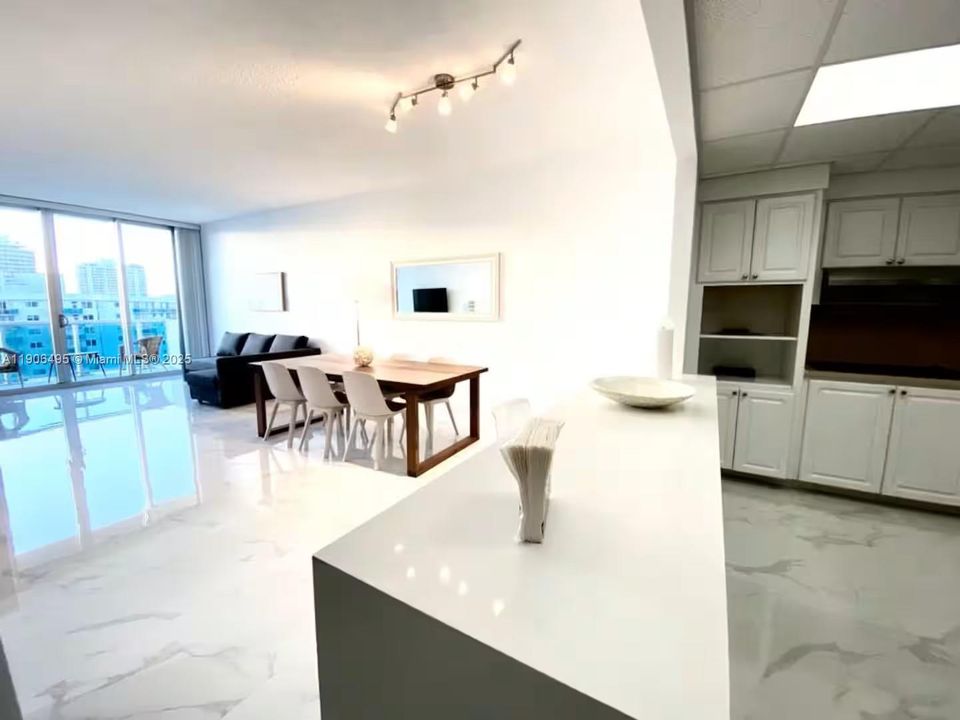 For Sale: $500,000 (1 beds, 1 baths, 1005 Square Feet)