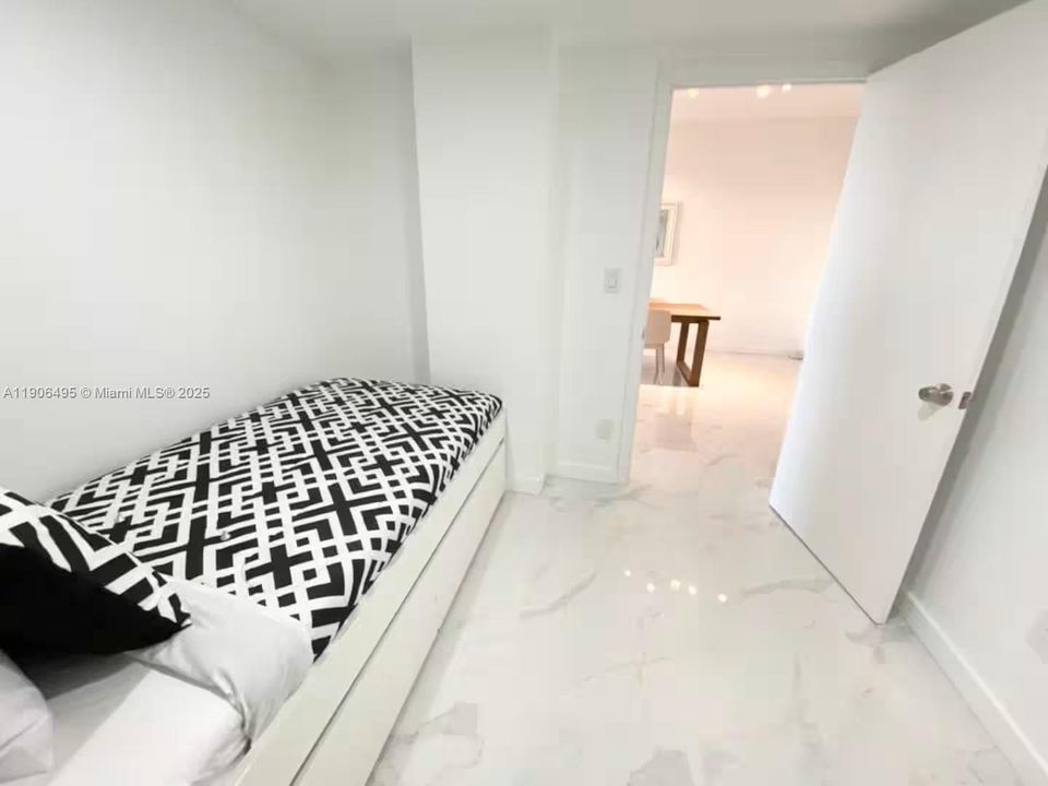 For Sale: $500,000 (1 beds, 1 baths, 1005 Square Feet)