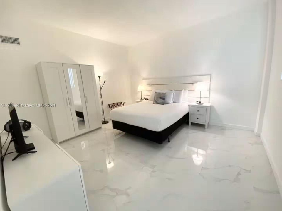 For Sale: $500,000 (1 beds, 1 baths, 1005 Square Feet)