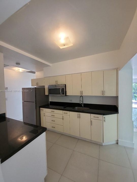 出租: $4,750 (3 贝兹, 2 浴室, 1657 平方英尺)