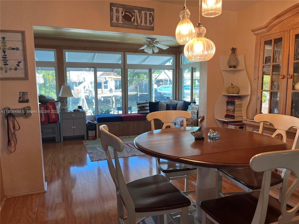 待售: $899,000 (3 贝兹, 2 浴室, 1560 平方英尺)