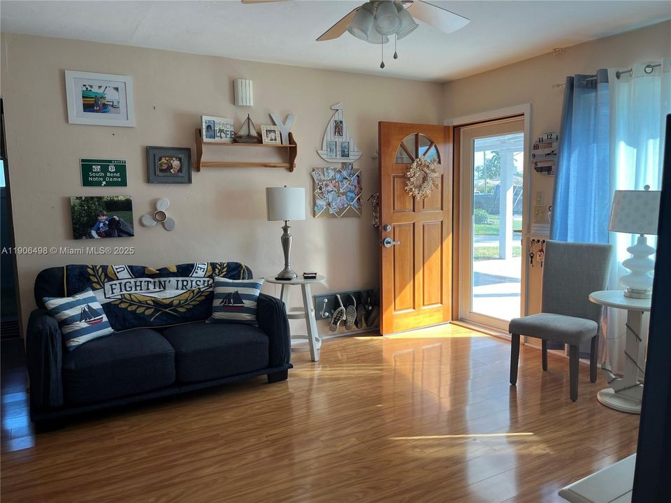 待售: $899,000 (3 贝兹, 2 浴室, 1560 平方英尺)