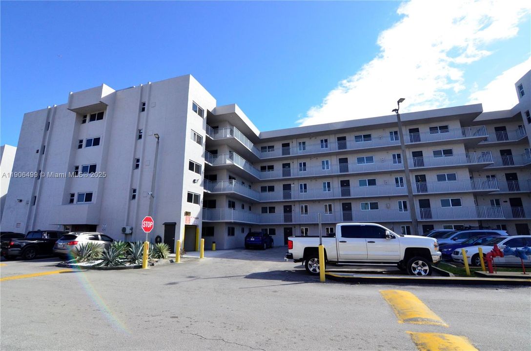 合同活跃: $1,800 (1 贝兹, 1 浴室, 870 平方英尺)