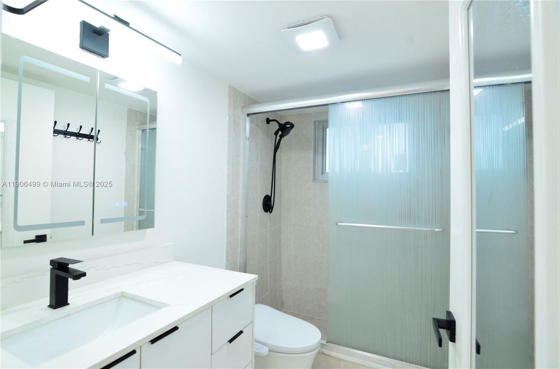 合同活跃: $1,800 (1 贝兹, 1 浴室, 870 平方英尺)