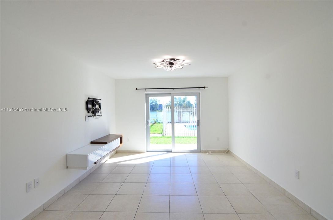 合同活跃: $1,800 (1 贝兹, 1 浴室, 870 平方英尺)