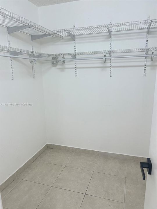 合同活跃: $1,800 (1 贝兹, 1 浴室, 870 平方英尺)