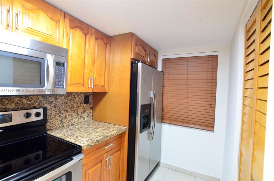 合同活跃: $1,800 (1 贝兹, 1 浴室, 870 平方英尺)