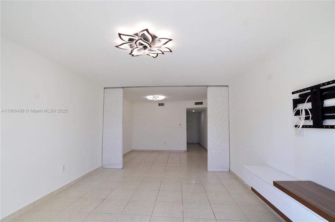 合同活跃: $1,800 (1 贝兹, 1 浴室, 870 平方英尺)