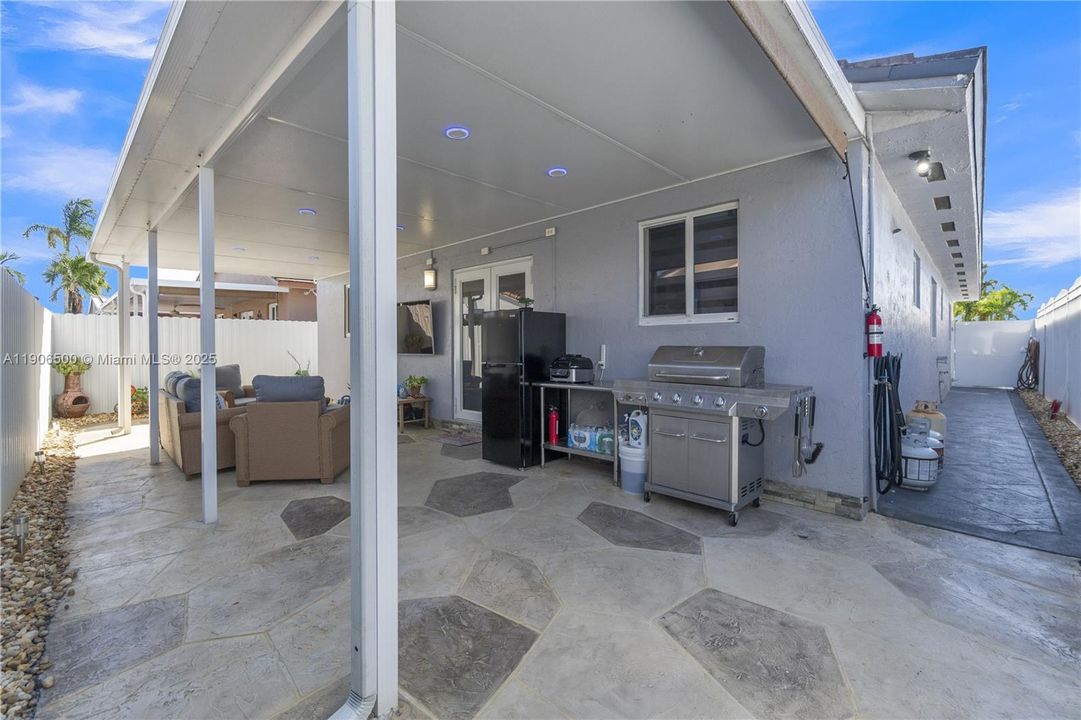 Recently Rented: $3,750 (4 beds, 2 baths, 1475 Square Feet)