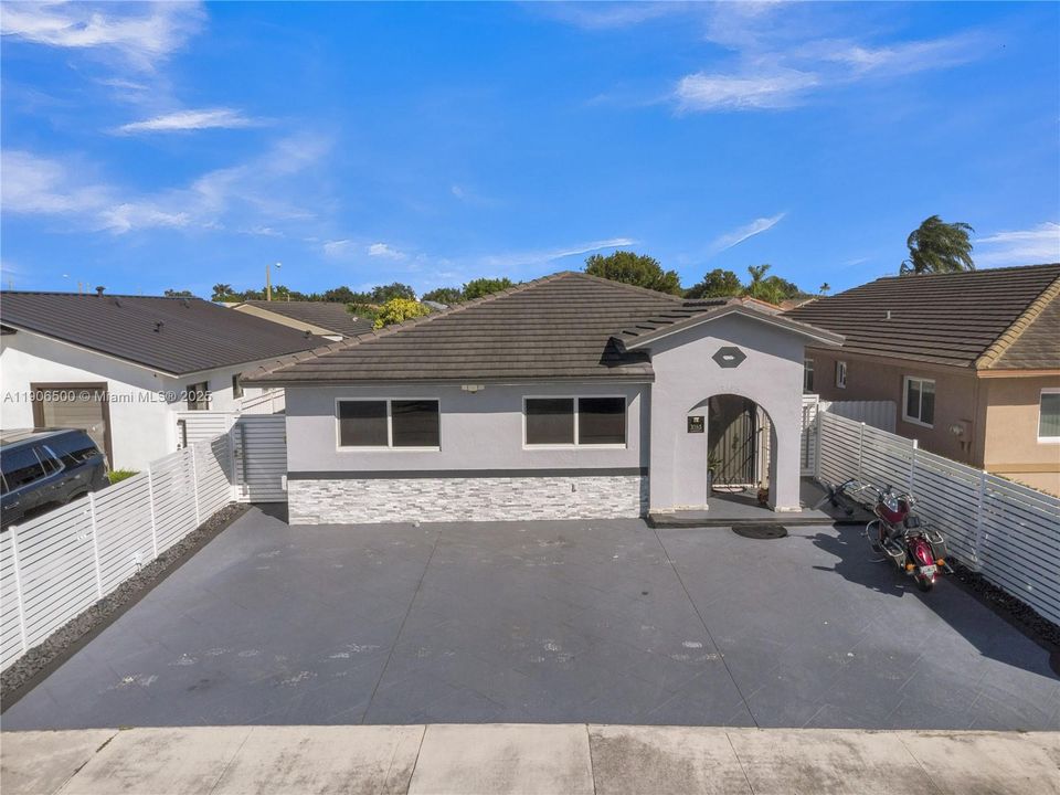 Recently Rented: $3,750 (4 beds, 2 baths, 1475 Square Feet)