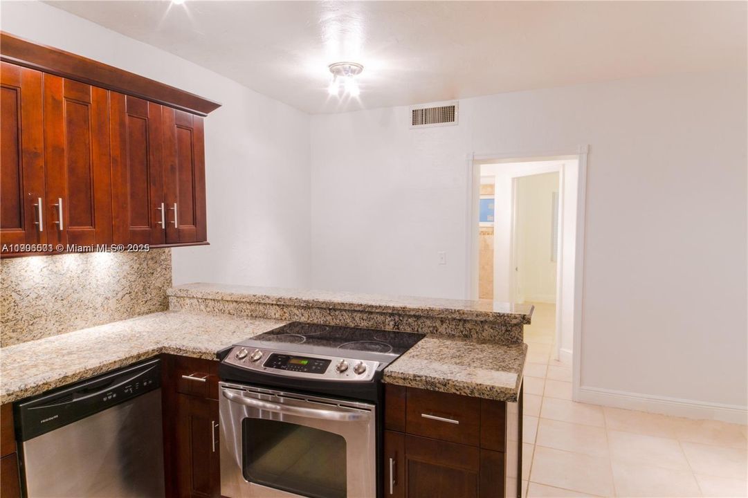 合同活跃: $2,000 (1 贝兹, 1 浴室, 535 平方英尺)