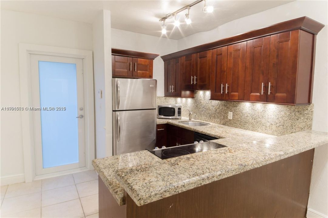 合同活跃: $2,000 (1 贝兹, 1 浴室, 535 平方英尺)