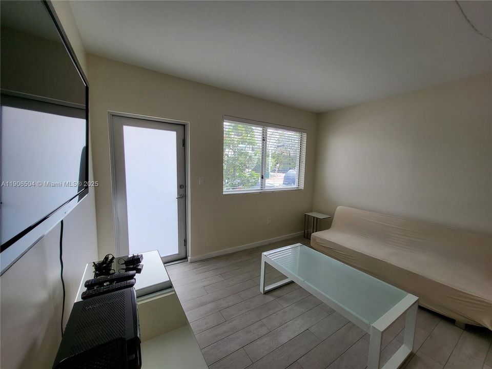 Recently Rented: $1,850 (1 beds, 1 baths, 395 Square Feet)