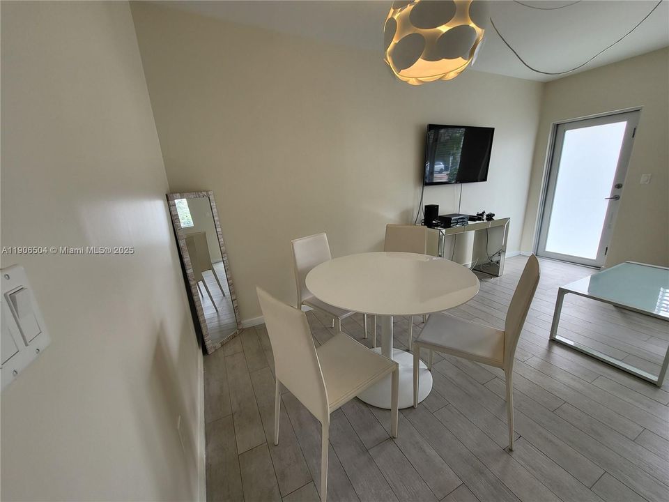 Recently Rented: $1,850 (1 beds, 1 baths, 395 Square Feet)