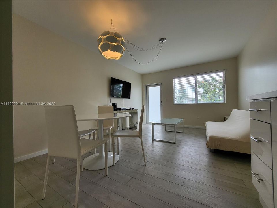 Recently Rented: $1,850 (1 beds, 1 baths, 395 Square Feet)