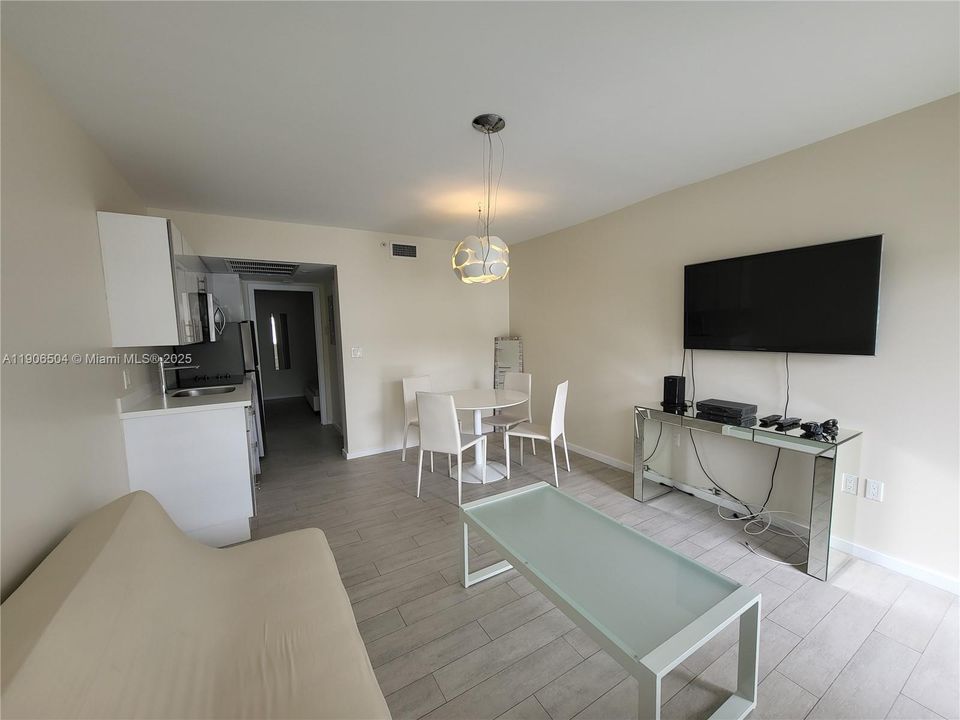 Recently Rented: $1,850 (1 beds, 1 baths, 395 Square Feet)