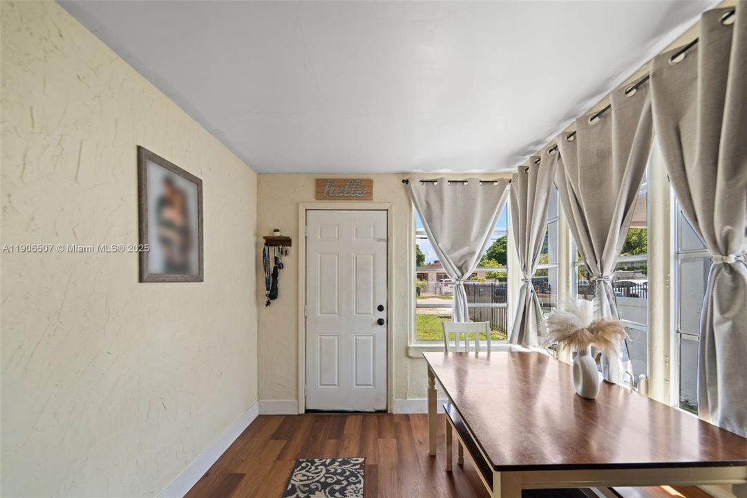 En Venta: $389,900 (2 camas, 1 baños, 540 Pies cuadrados)