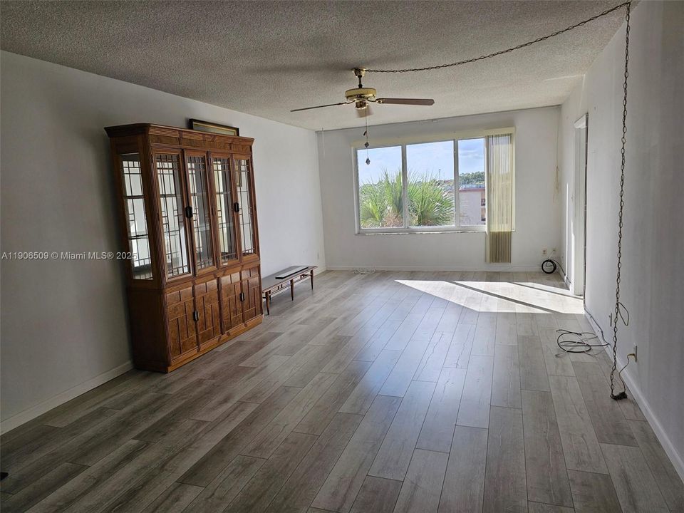 待售: $94,999 (1 贝兹, 1 浴室, 870 平方英尺)