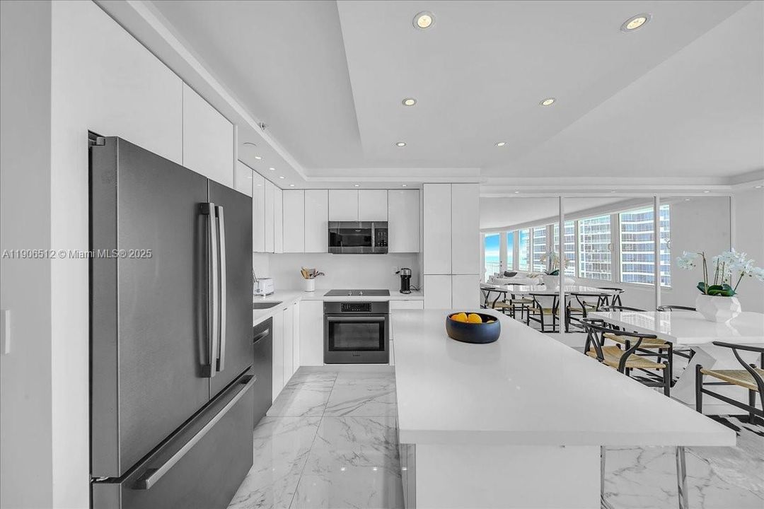 Под контрактом: $1,575,000 (2 спален, 2 ванн, 1042 Квадратных фут)