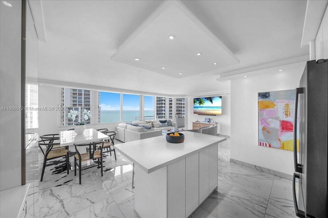 Под контрактом: $1,575,000 (2 спален, 2 ванн, 1042 Квадратных фут)