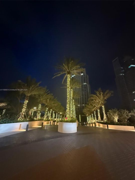 Под контрактом: $1,575,000 (2 спален, 2 ванн, 1042 Квадратных фут)