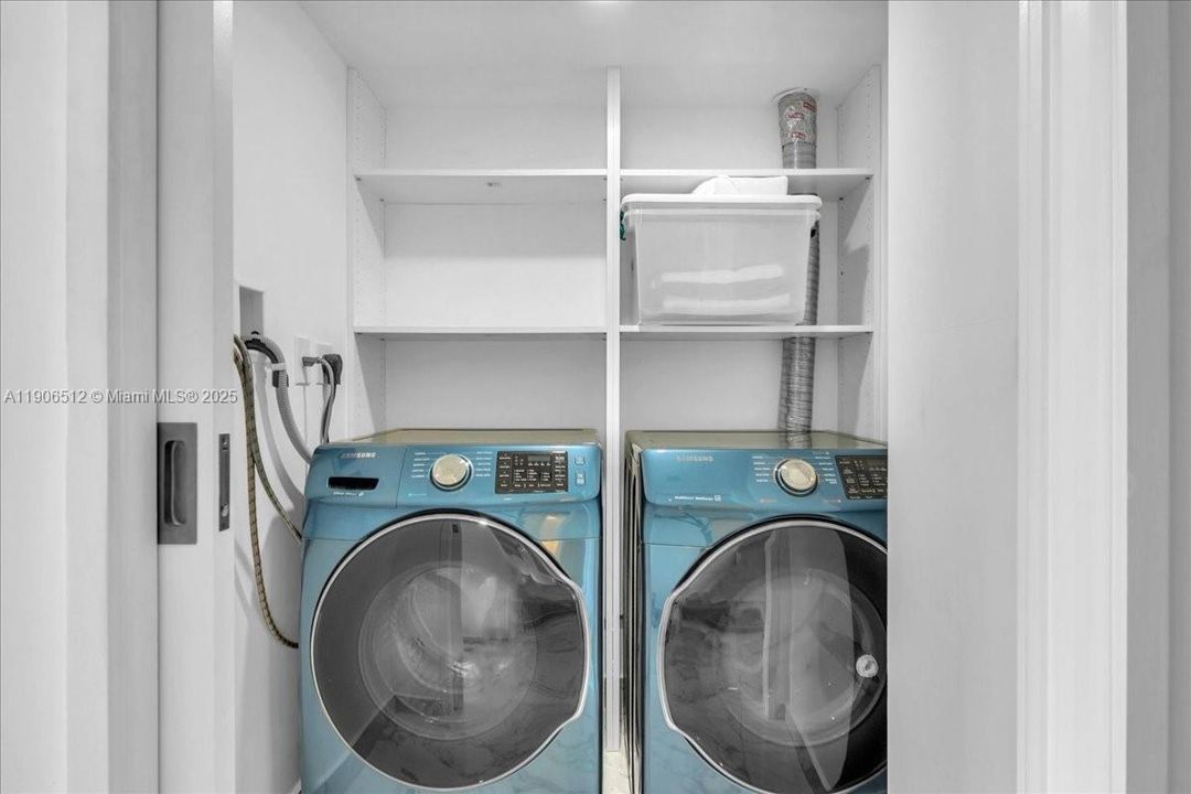 Под контрактом: $1,575,000 (2 спален, 2 ванн, 1042 Квадратных фут)