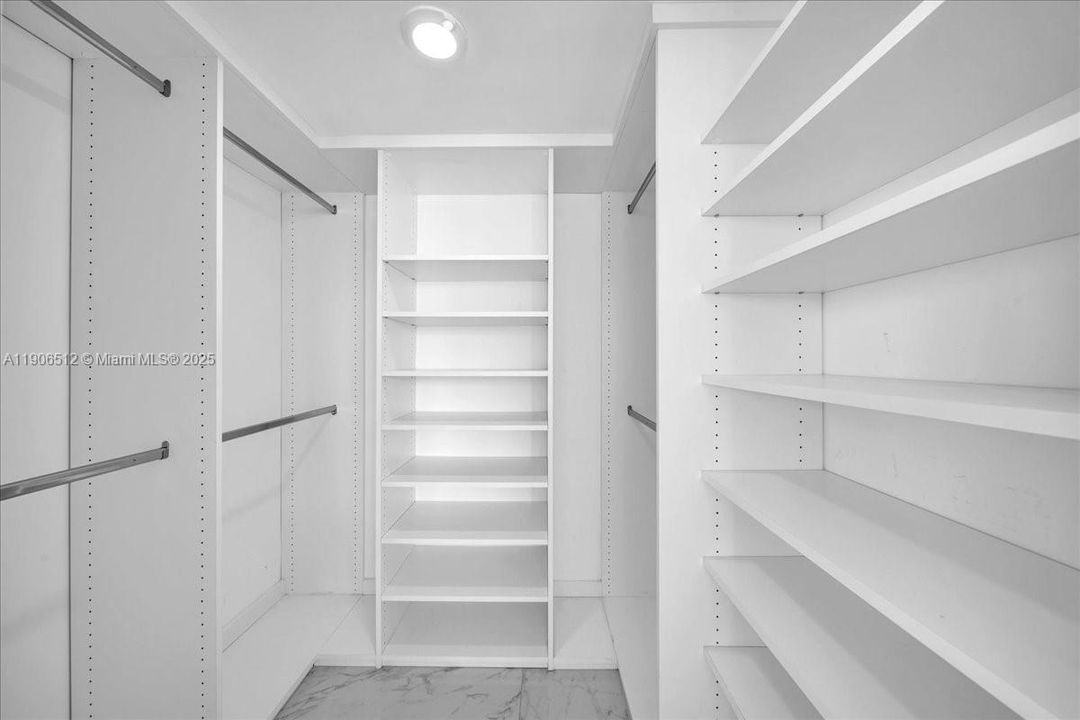 Под контрактом: $1,575,000 (2 спален, 2 ванн, 1042 Квадратных фут)