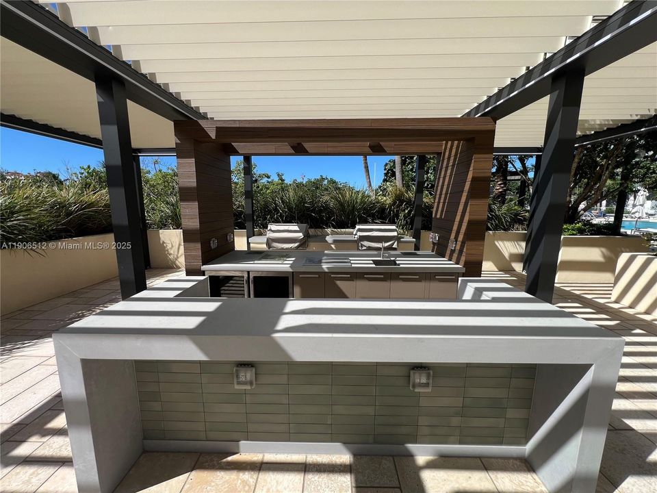 Под контрактом: $1,575,000 (2 спален, 2 ванн, 1042 Квадратных фут)