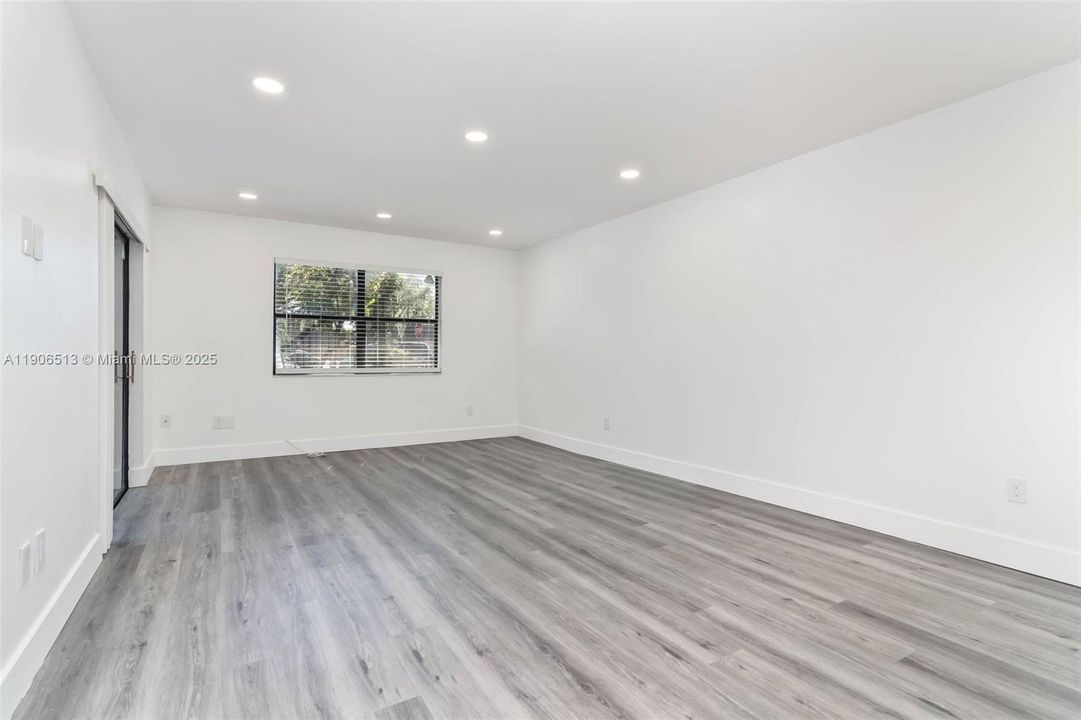 Active With Contract: $3,100 (3 beds, 2 baths, 1462 Square Feet)