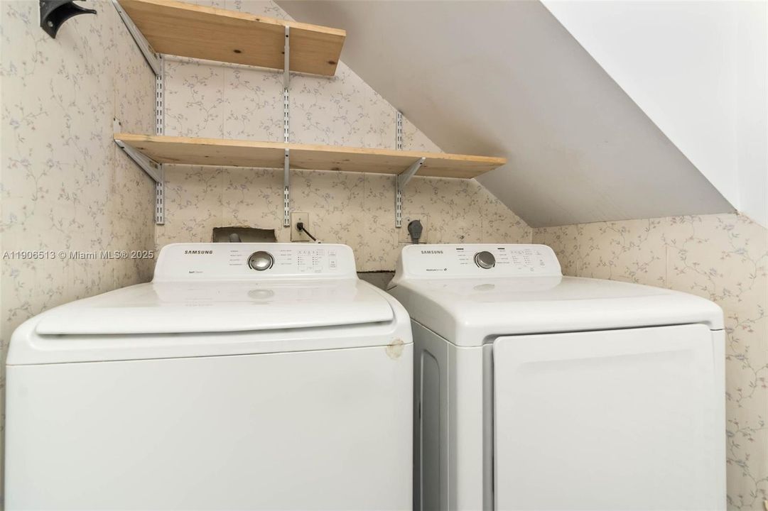 Active With Contract: $3,100 (3 beds, 2 baths, 1462 Square Feet)