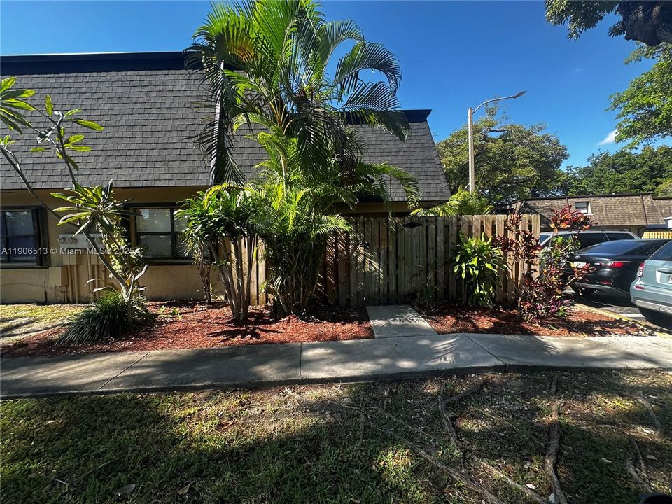 Active With Contract: $3,100 (3 beds, 2 baths, 1462 Square Feet)