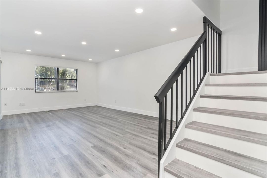 Active With Contract: $3,100 (3 beds, 2 baths, 1462 Square Feet)
