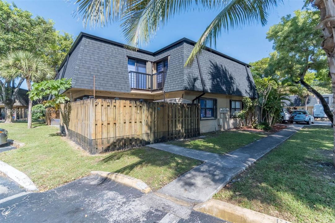 Active With Contract: $3,100 (3 beds, 2 baths, 1462 Square Feet)